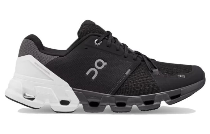 Cloudflyer 4 ”Svart Vit”