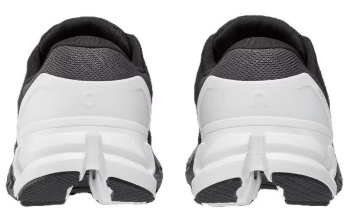 Cloudflyer 4 ”Svart Vit”