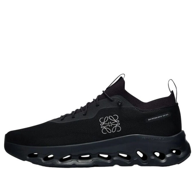 On Running x LOEWE Cloudtilt ”Hel svart”