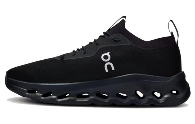On Running x LOEWE Cloudtilt ”Hel svart” On Running x LOEWE Cloudtilt ”Hel svart”