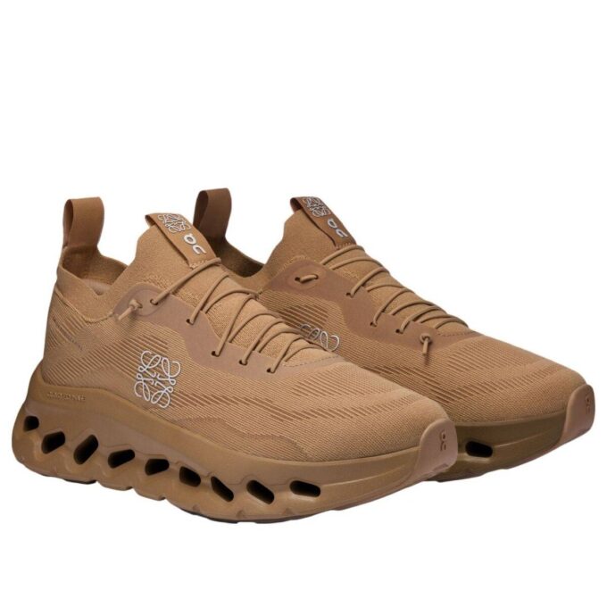 On Running x LOEWE Cloudtilt ”Mörk Sand”